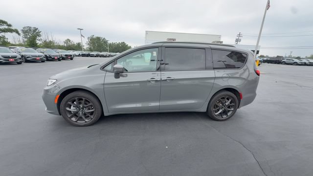 Used 2021 Chrysler Pacifica Touring-L w/ Uconnect Theater Family Group AWD/4WD image 5