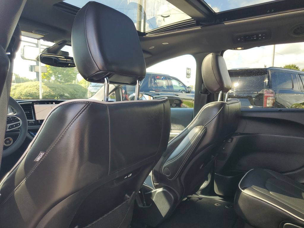 Used 2026 Chrysler Pacifica Limited FWD image 25
