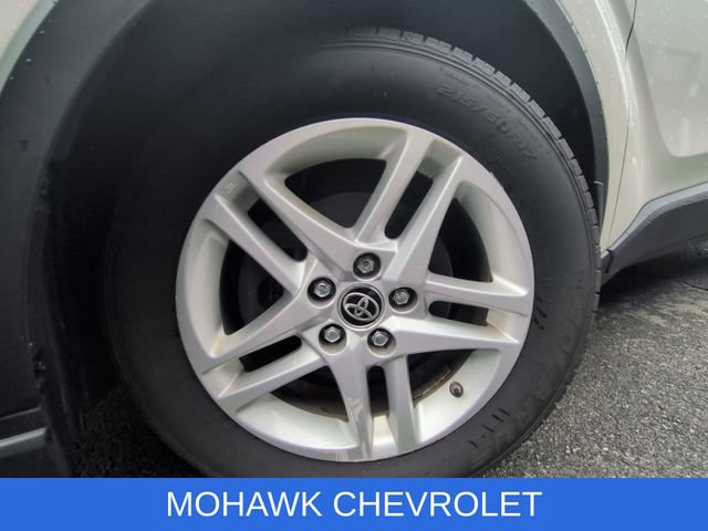 Used 2021 Toyota C-HR LE FWD image 32