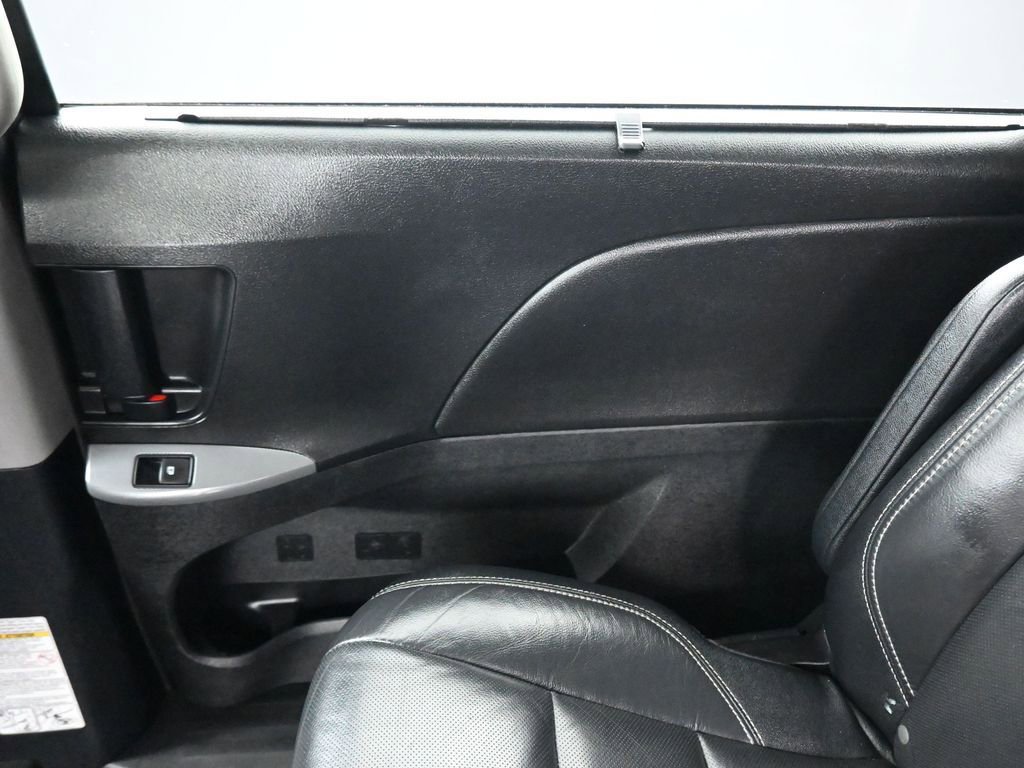 Used 2017 Toyota Sienna SE w/ SE Preferred Package image 33