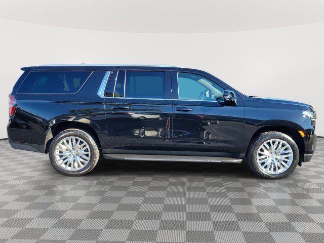 Used 2021 Chevrolet Suburban LT w/ LT Signature Plus Package AWD/4WD image 3