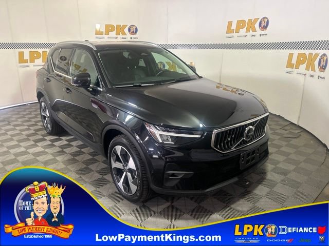 Used 2025 Volvo XC40 B5 Plus AWD/4WD image 1