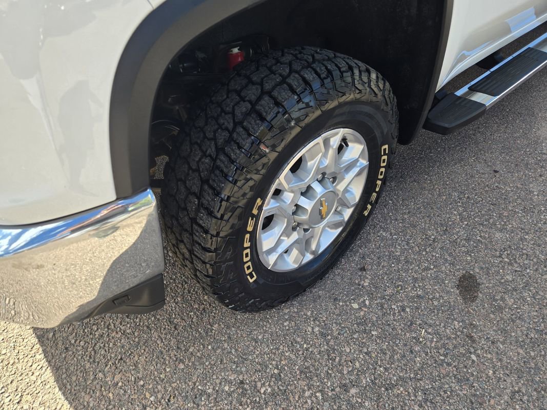 Used 2022 Chevrolet Silverado 2500 LT w/ Convenience Package image 4