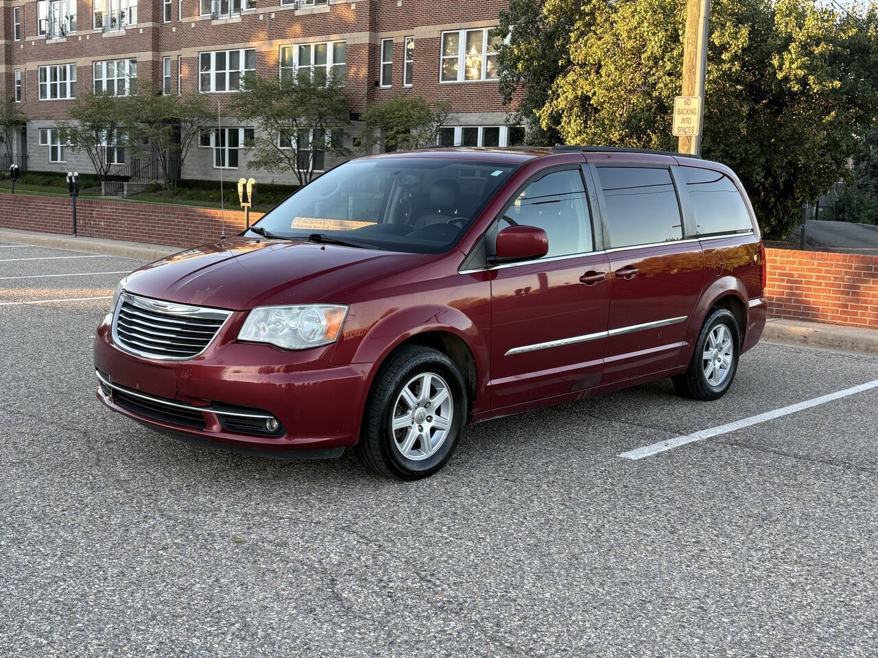 Used 2012 Chrysler Town & Country Touring w/ Entertainment Group #1 FWD image 2