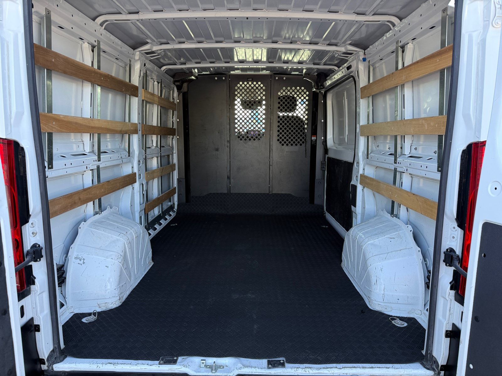 Used 2025 RAM ProMaster 2500 w/ U-Haul Equipment Group FWD image 17
