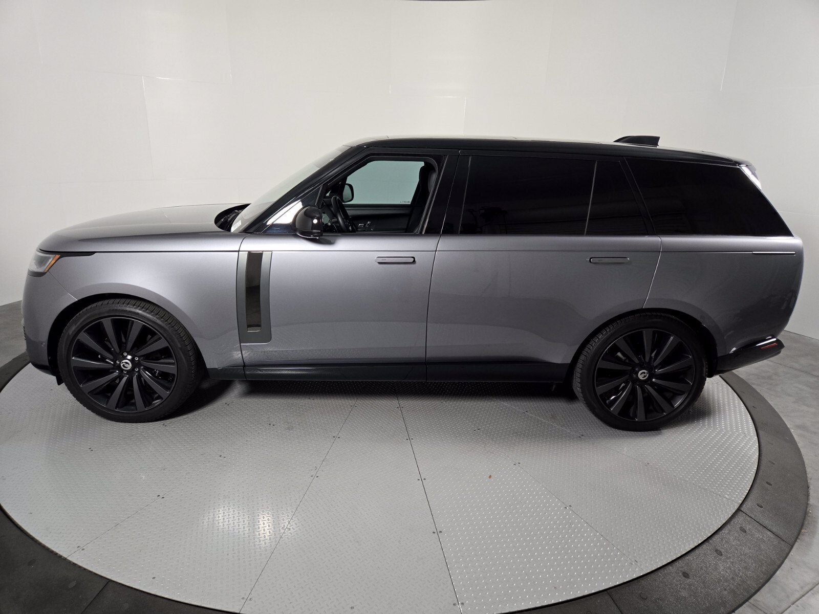 Used 2023 Land Rover Range Rover SV AWD/4WD image 34