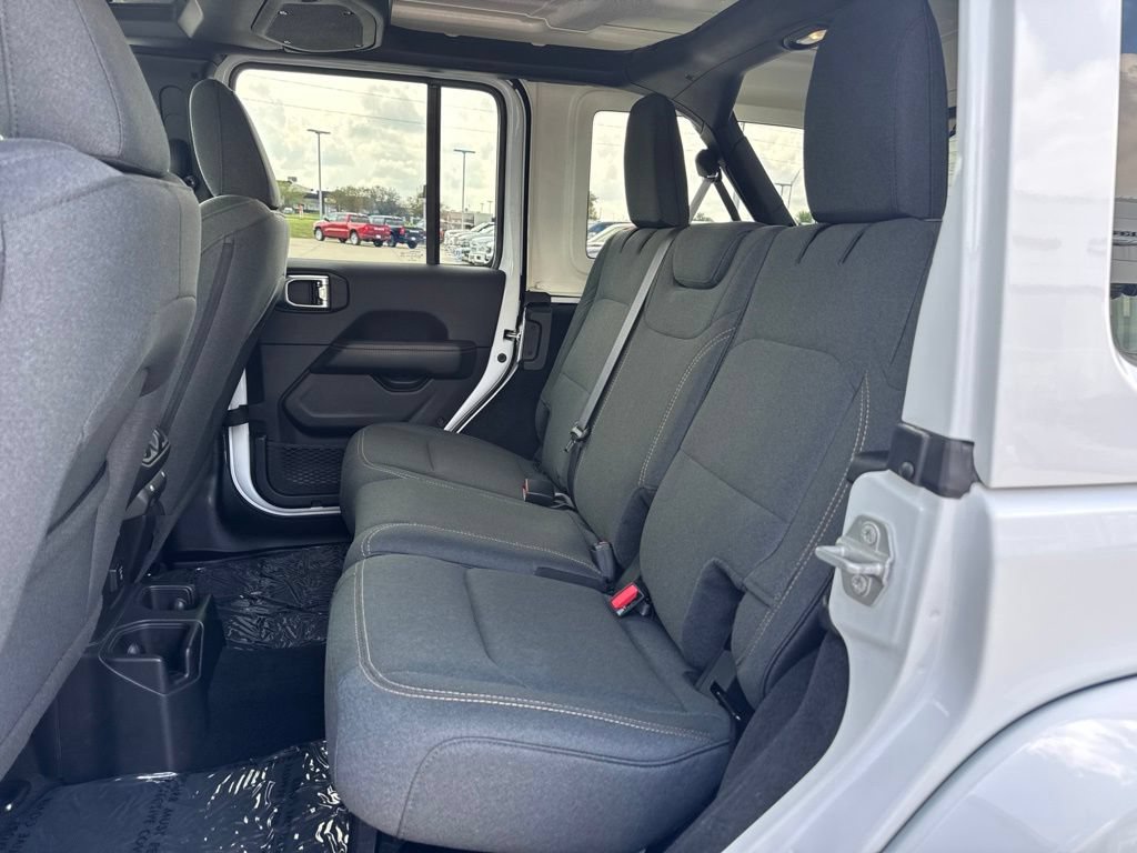 Used 2026 Jeep Wrangler Unlimited Sahara AWD/4WD image 16