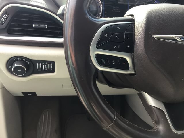 Used 2017 Chrysler Pacifica Touring-L FWD image 28