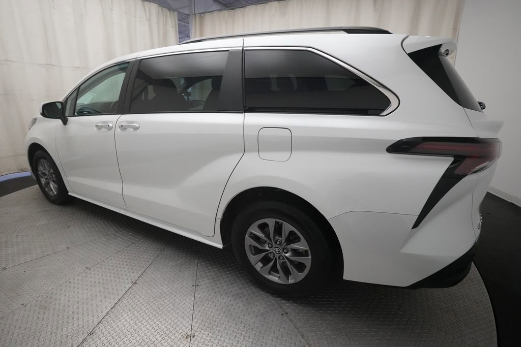 Used 2025 Toyota Sienna XLE FWD image 35