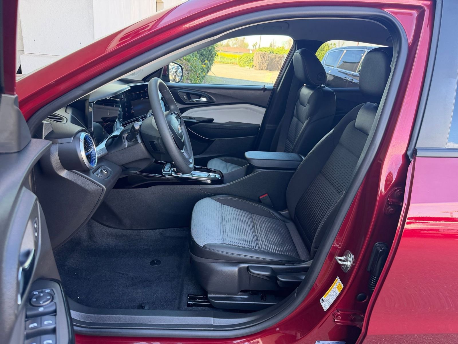 Used 2025 Chevrolet Trax LT image 37