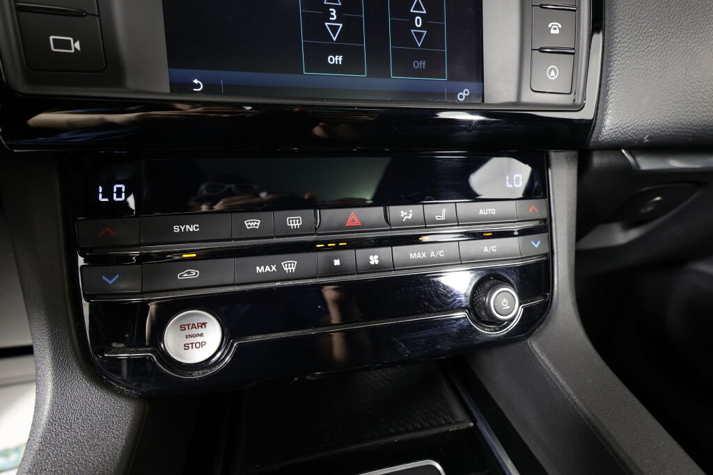 Used 2017 Jaguar F-PACE Premium image 39