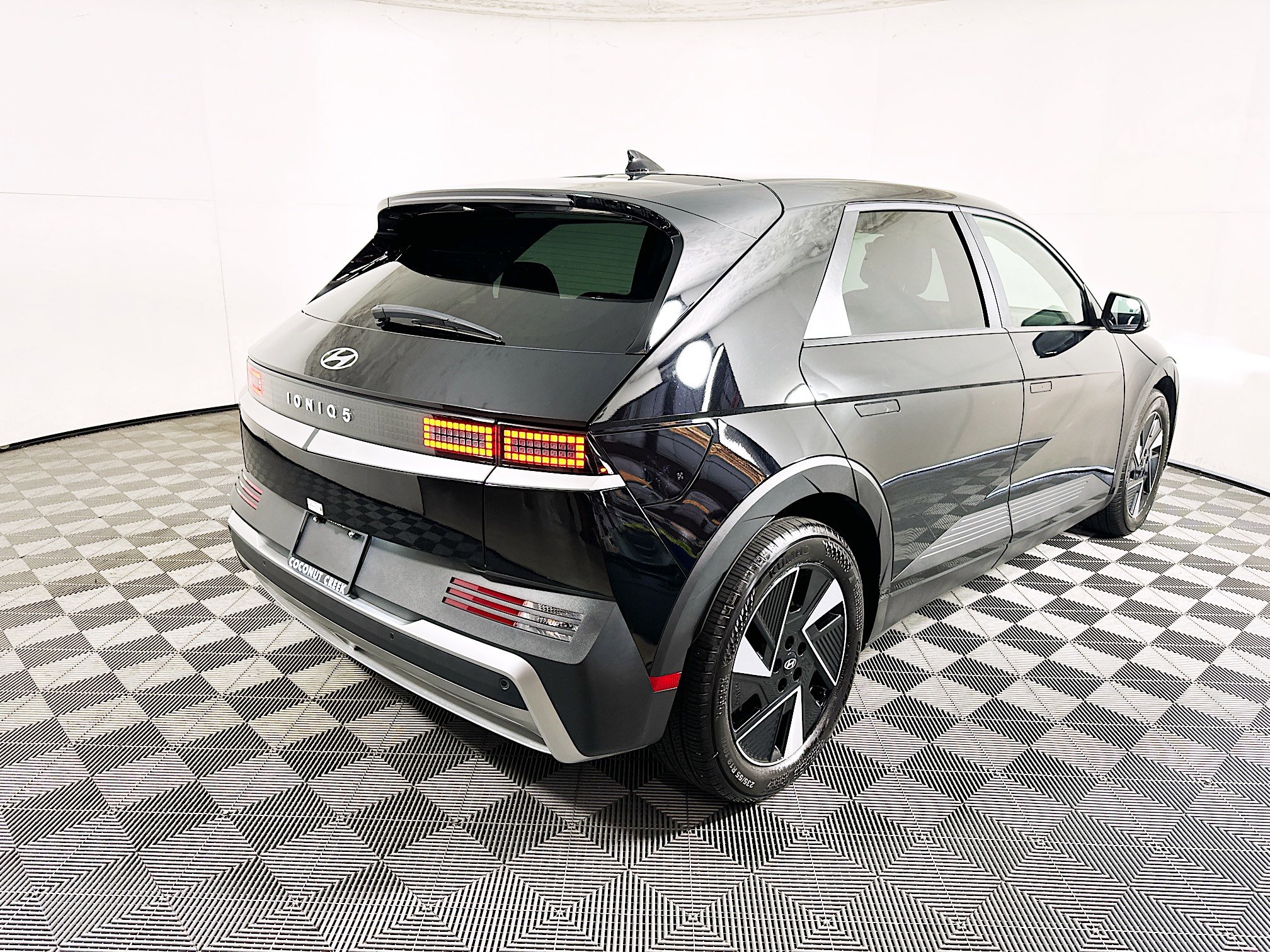 Used 2025 Hyundai Ioniq 5 SE image 3