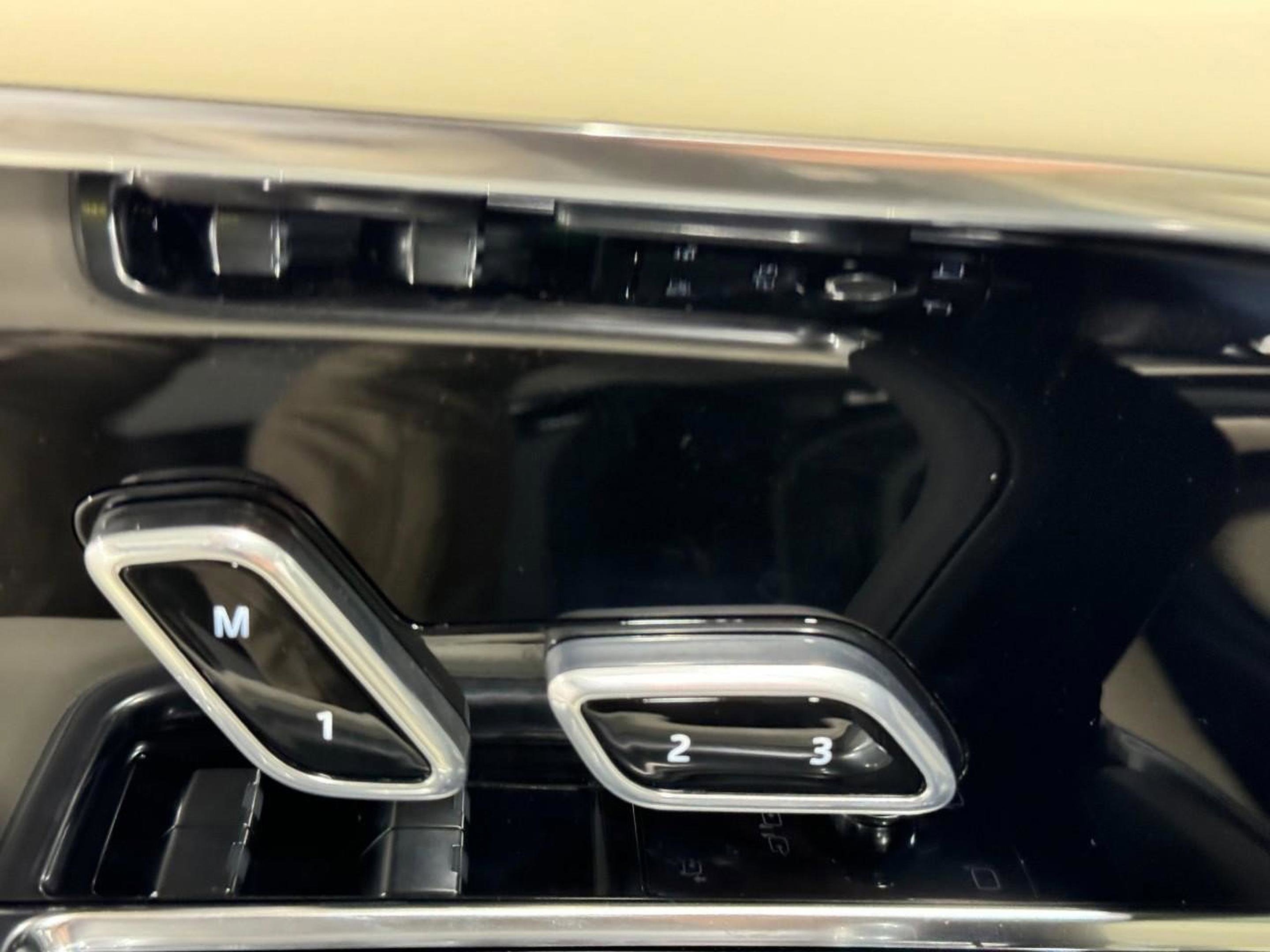 New 2025 Land Rover Range Rover SE image 24