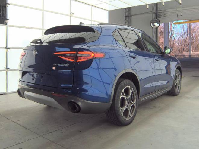Used 2022 Alfa Romeo Stelvio Ti AWD/4WD image 6