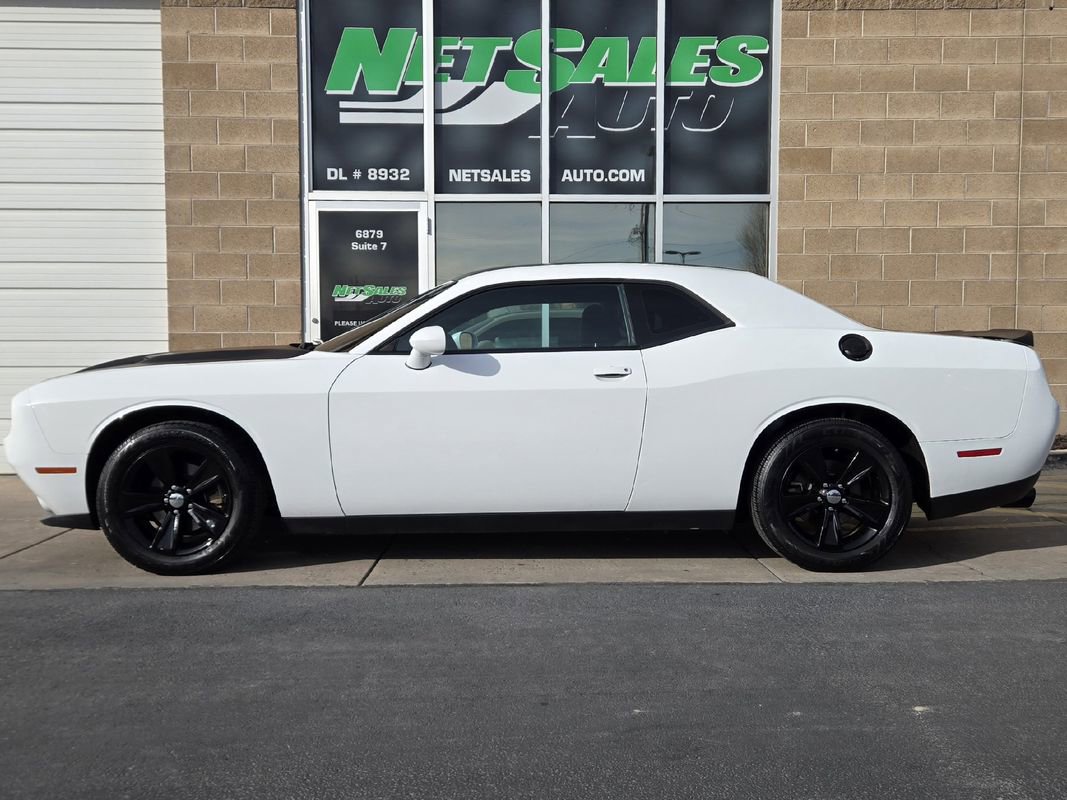 Used 2022 Dodge Challenger SXT image 2