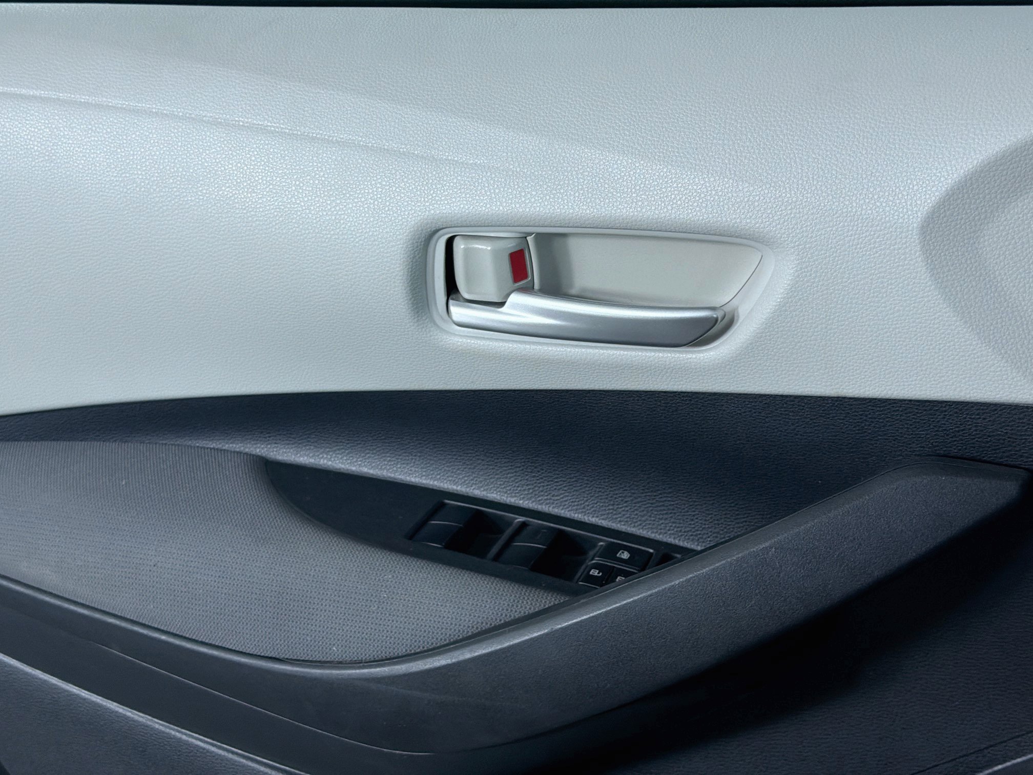 Used 2021 Toyota Corolla L FWD image 15