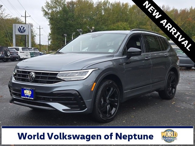 Certified 2024 Volkswagen Tiguan SE R-Line image 1