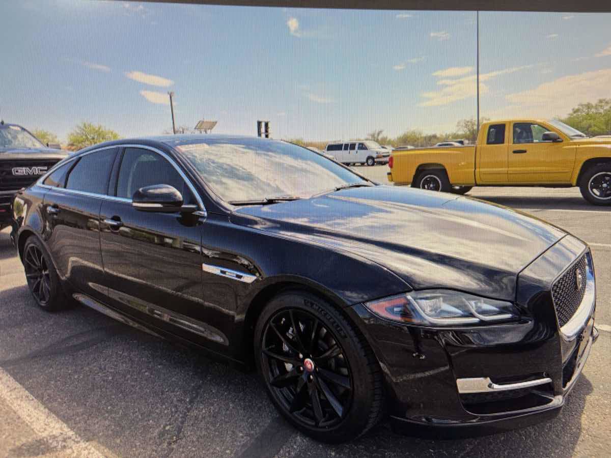 Used 2016 Jaguar XJ R-Sport RWD image 3