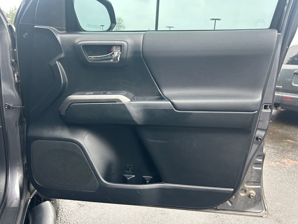 Used 2016 Toyota Tacoma TRD Sport w/ Towing Package image 25