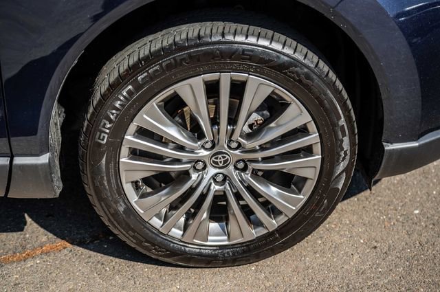 Certified 2022 Toyota Venza XLE image 7