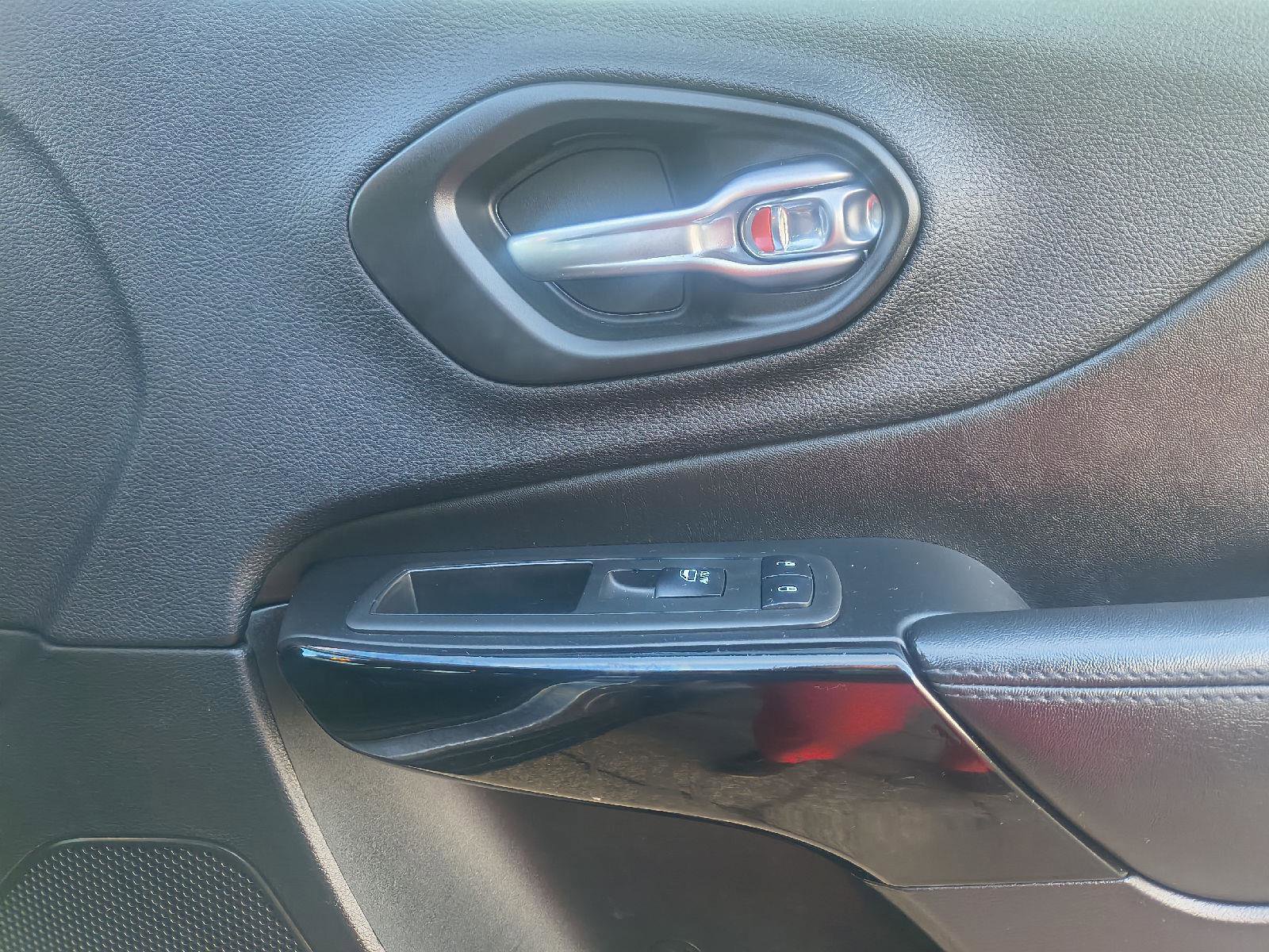 Used 2020 Jeep Cherokee Latitude Plus image 40