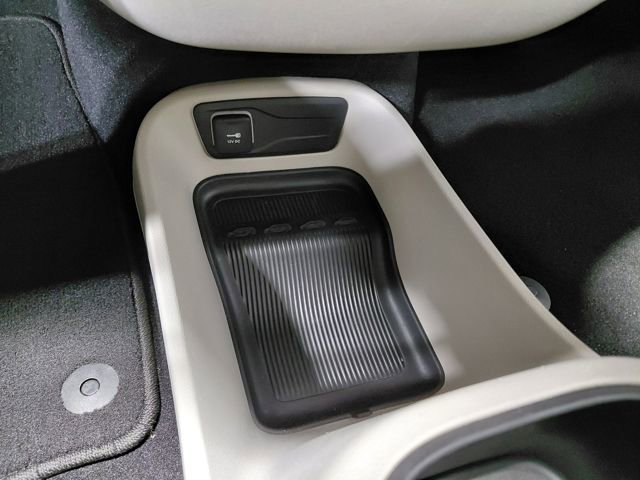 Used 2024 Chrysler Pacifica Touring-L image 32