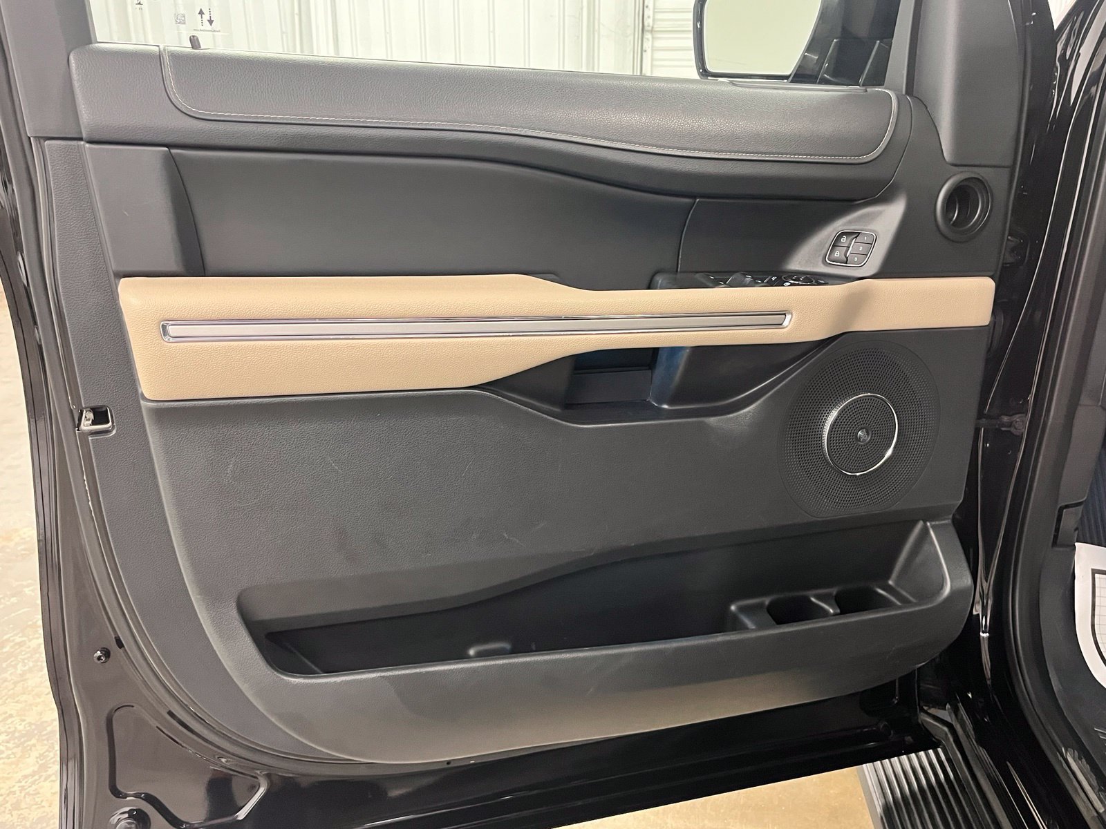 Used 2024 Ford Expedition Limited RWD image 15