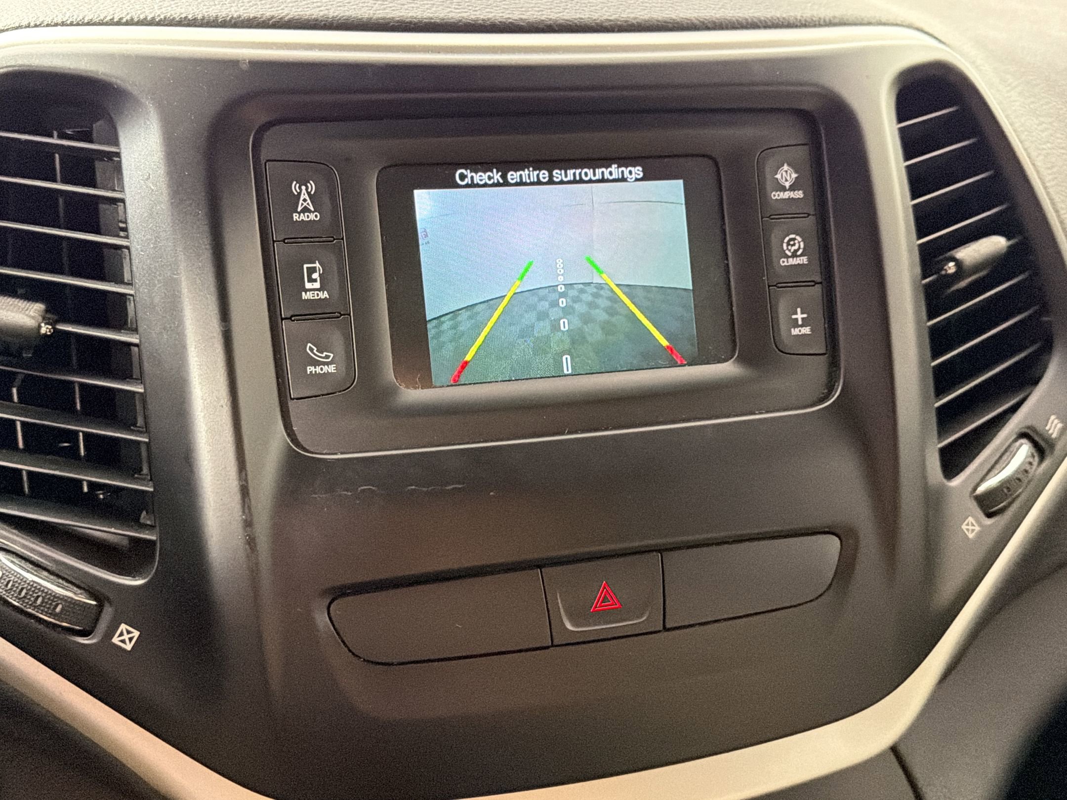 Used 2016 Jeep Cherokee Latitude w/ Comfort/Convenience Group AWD/4WD image 23