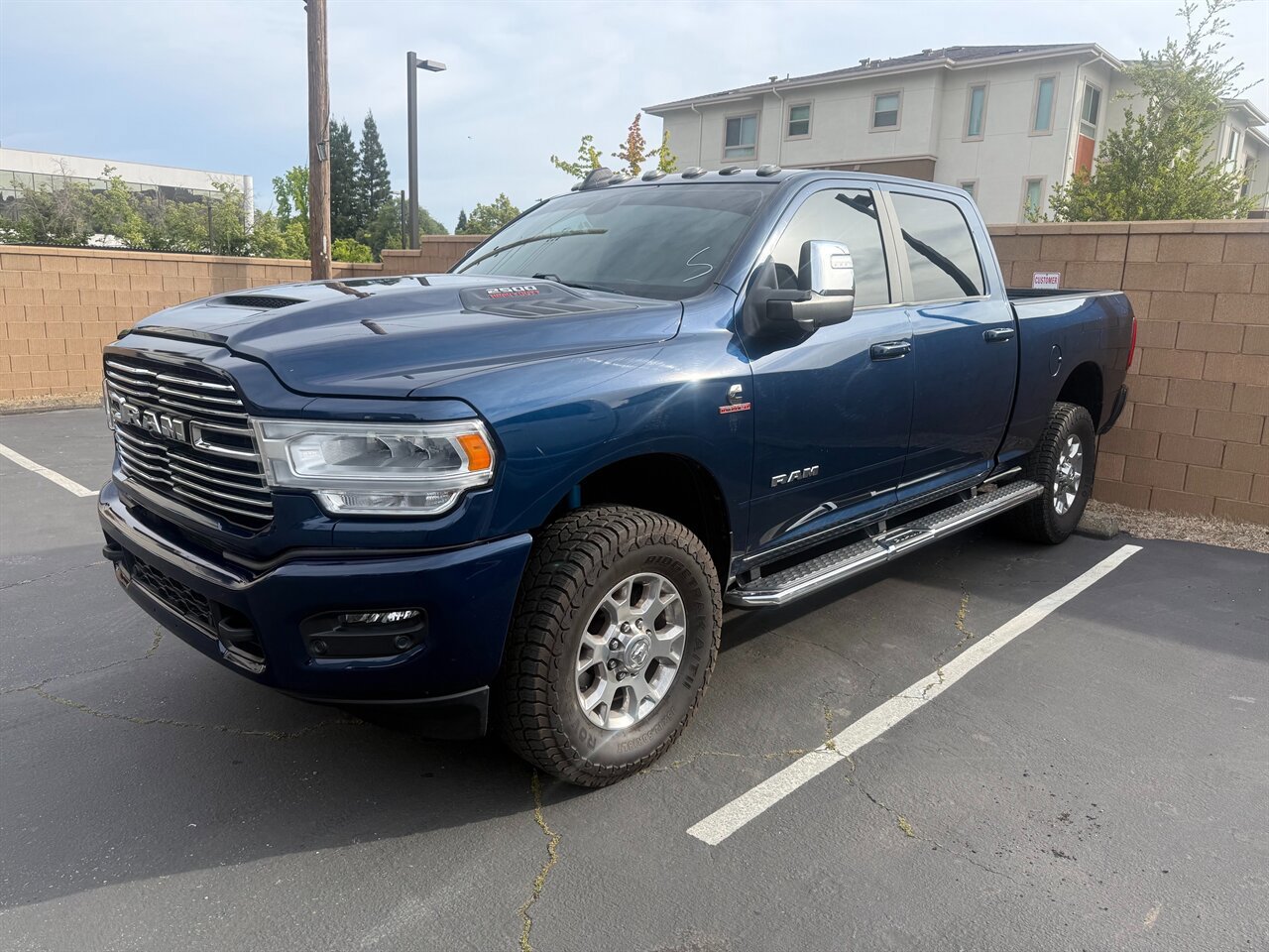Used 2023 RAM 2500 Laramie AWD/4WD image 2