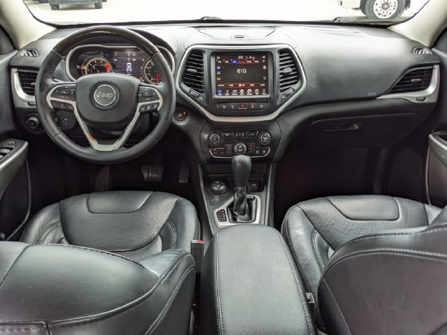 Used 2017 Jeep Cherokee Overland w/ Technology Group AWD/4WD image 14