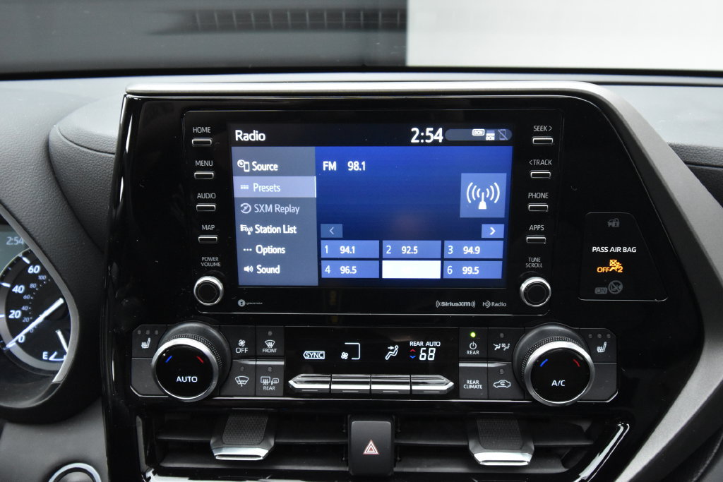 Used 2020 Toyota Highlander XLE AWD/4WD image 13