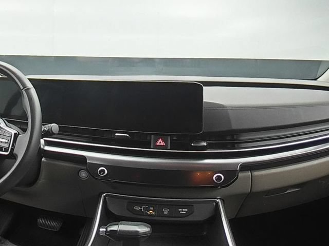 Used 2025 Kia Carnival FWD image 23