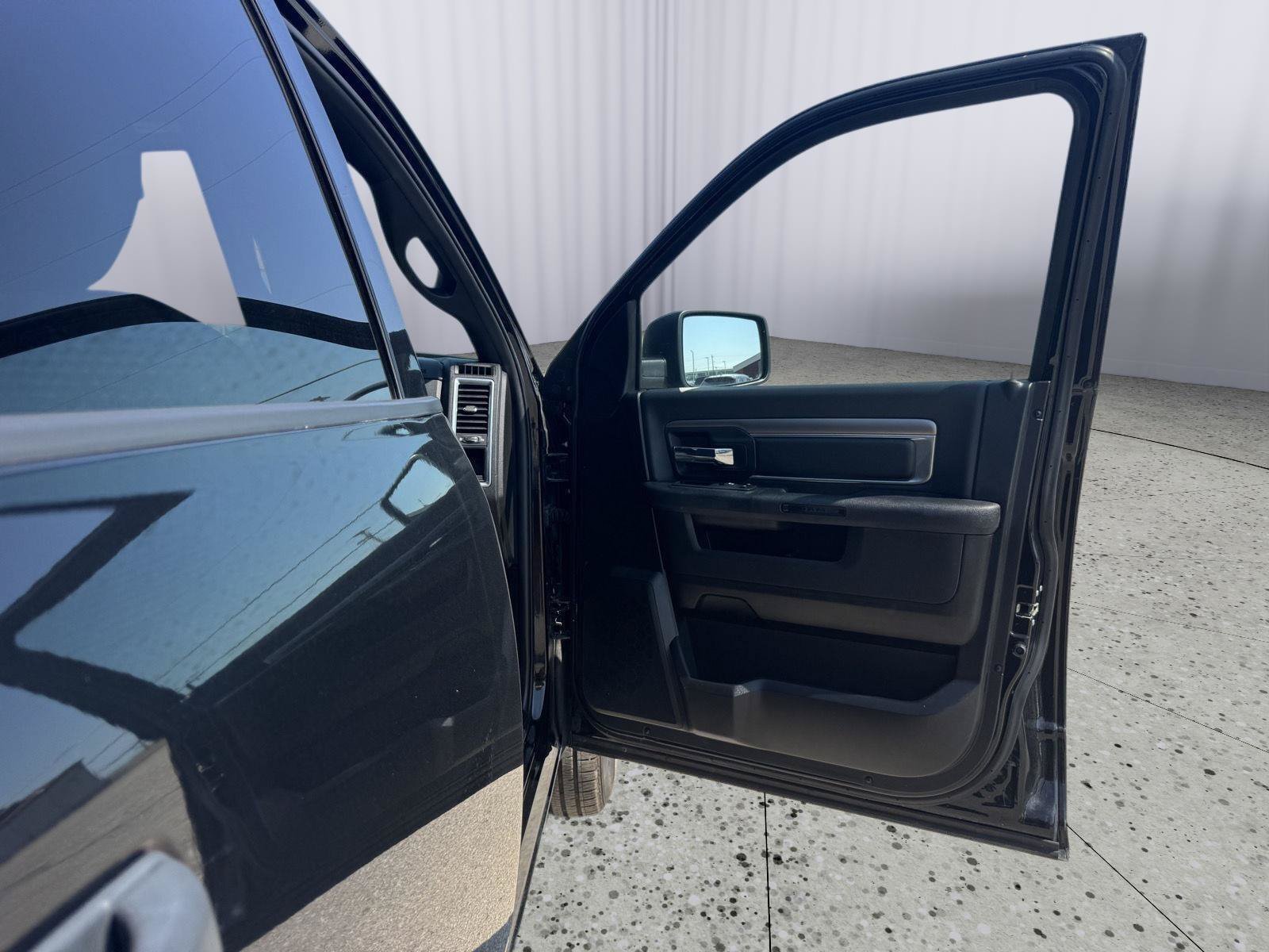 Used 2024 RAM 1500 Warlock RWD image 33