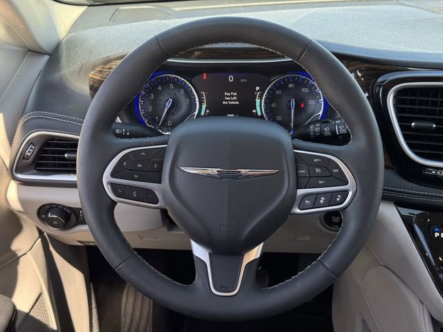 Used 2024 Chrysler Pacifica Limited image 16
