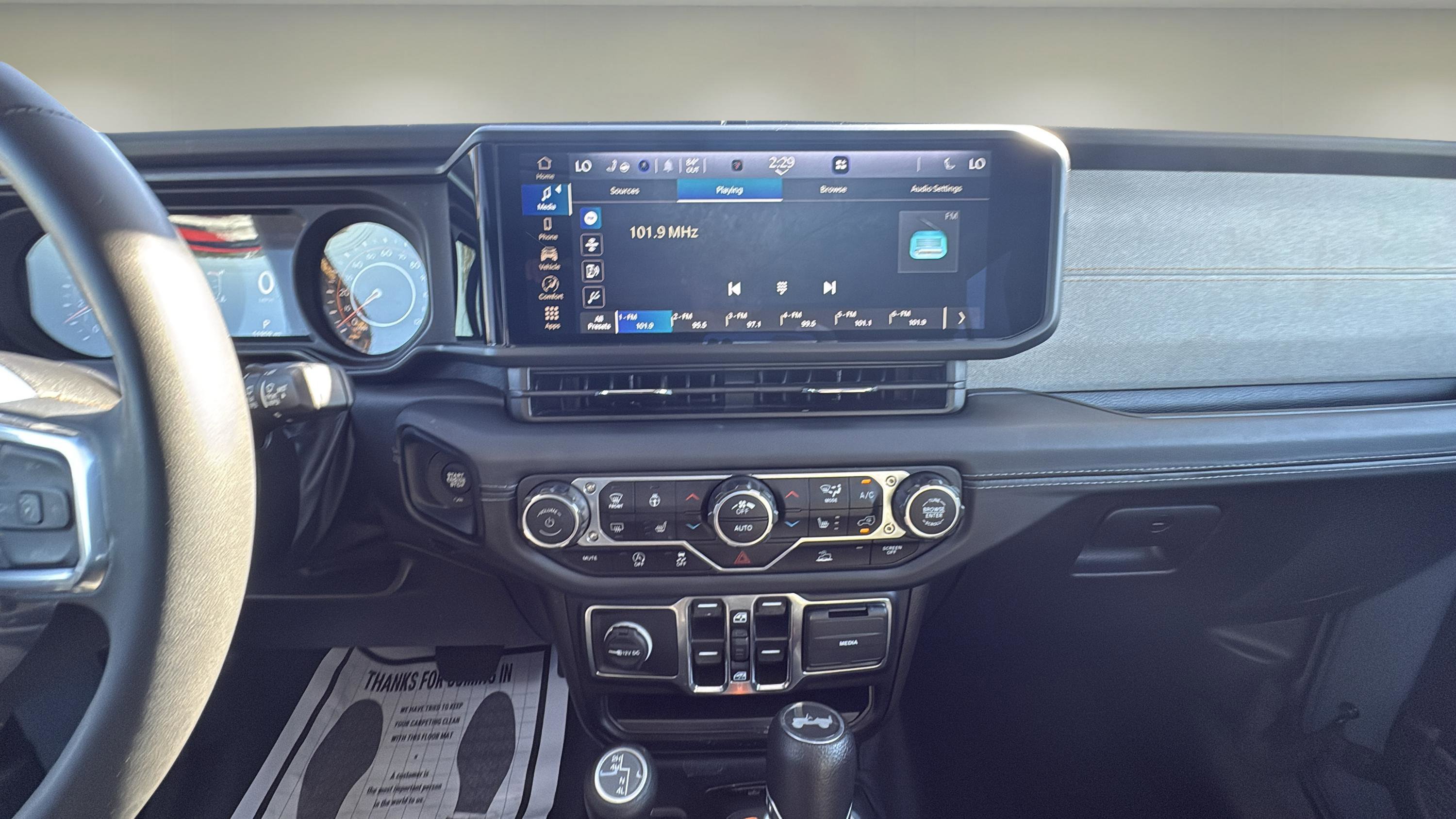 Used 2024 Jeep Wrangler Sahara AWD/4WD image 10