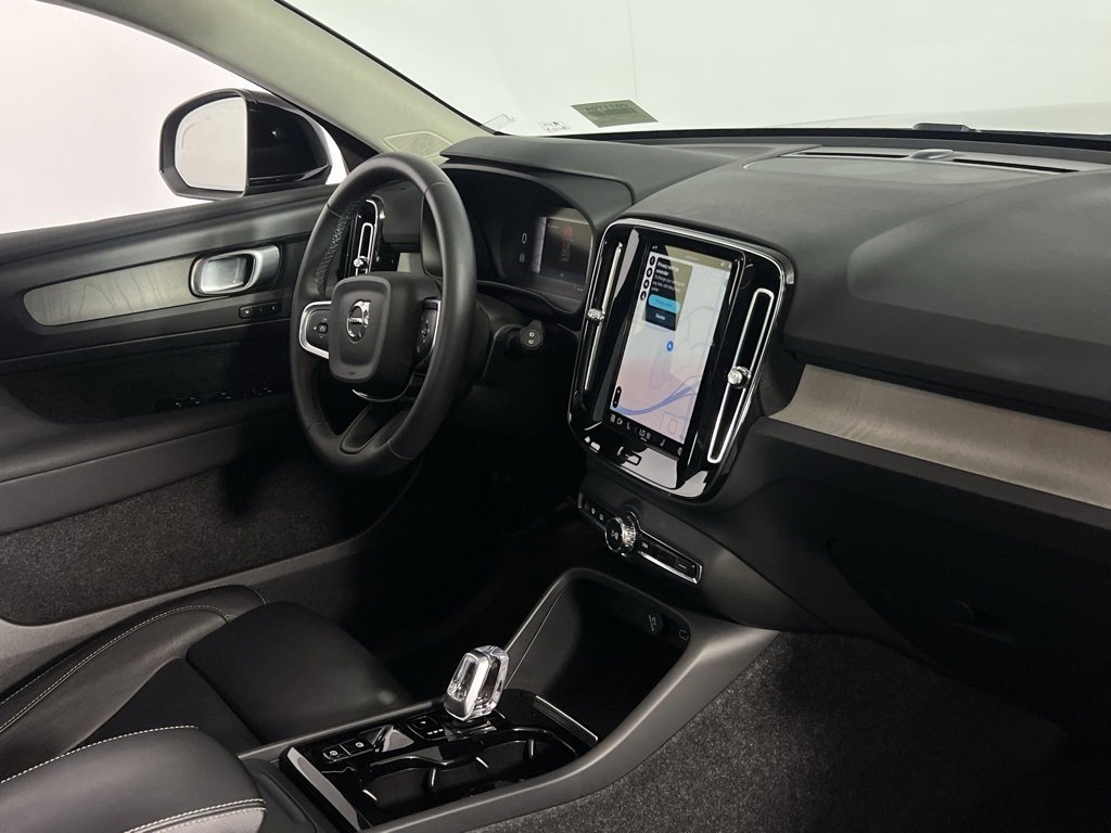 Used 2025 Volvo XC40 B5 Plus image 30