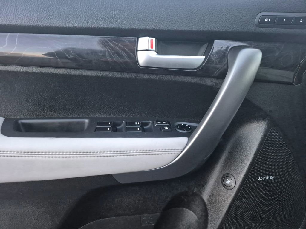 Used 2014 Kia Sorento SX w/ 3rd Row Package image 12
