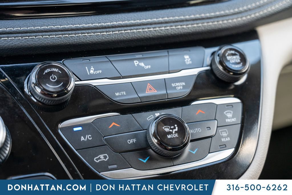 Used 2023 Chrysler Pacifica Touring-L image 10