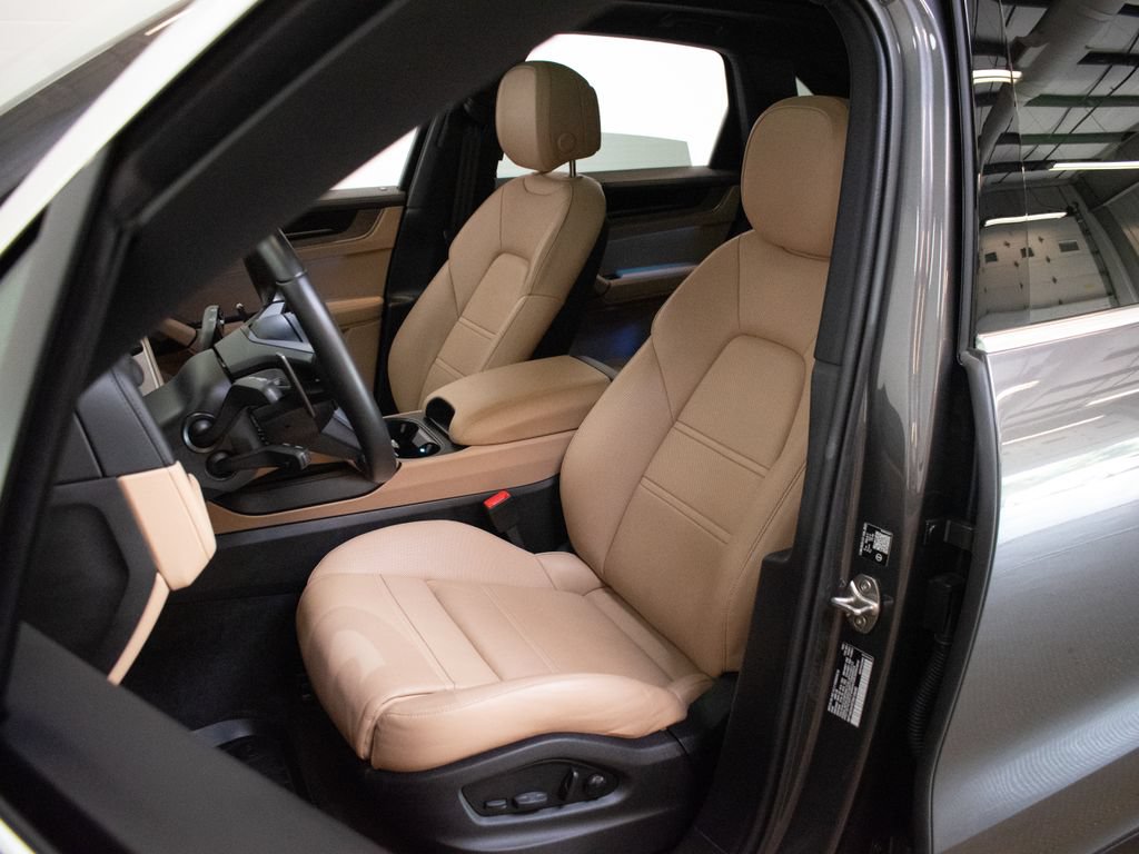 Certified 2026 Porsche Cayenne E-Hybrid AWD/4WD image 5