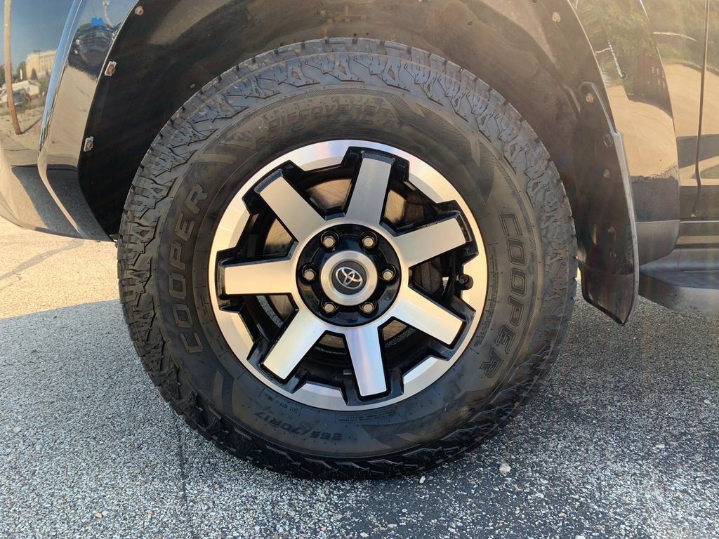 Used 2018 Toyota 4Runner TRD Off-Road AWD/4WD image 31