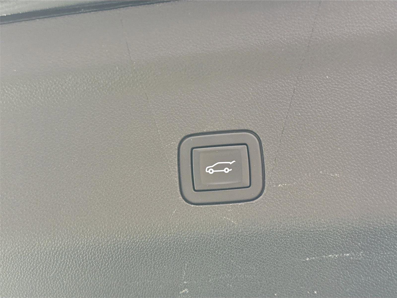 Used 2024 Chevrolet Suburban Premier RWD image 44