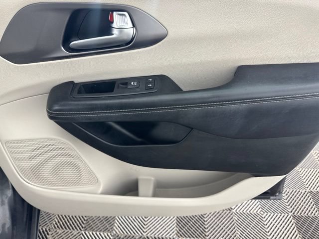 Used 2021 Chrysler Pacifica Touring-L FWD image 21