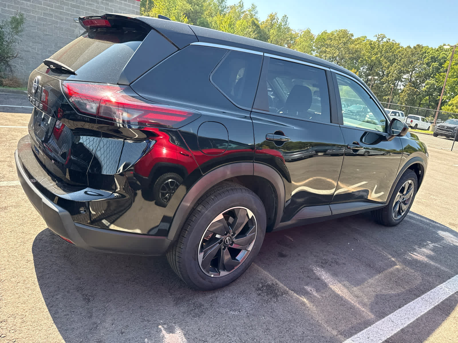 Used 2025 Nissan Rogue SV FWD image 3