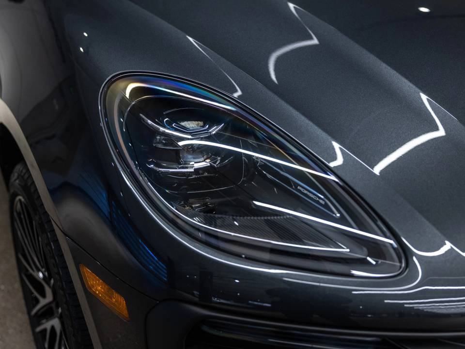 Certified 2026 Porsche Macan AWD/4WD image 8