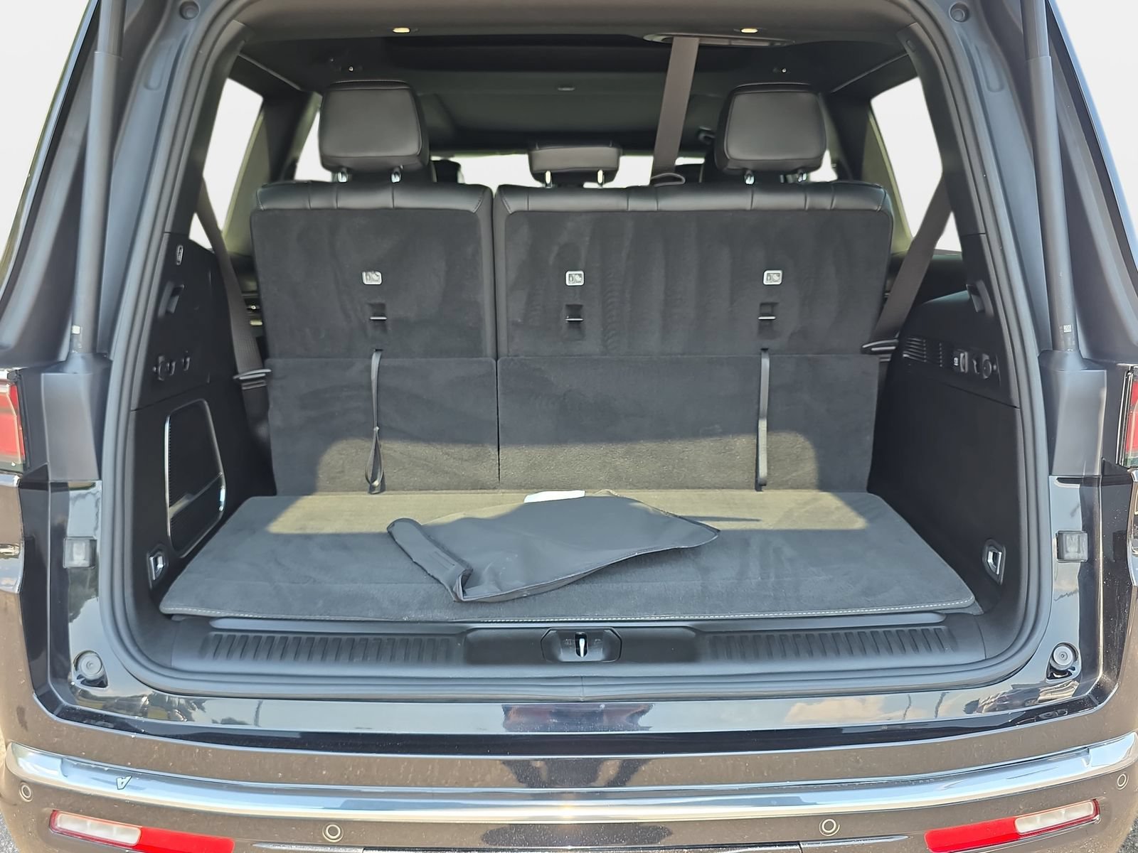 Used 2023 Jeep Wagoneer 4WD w/ Premium Group I image 13