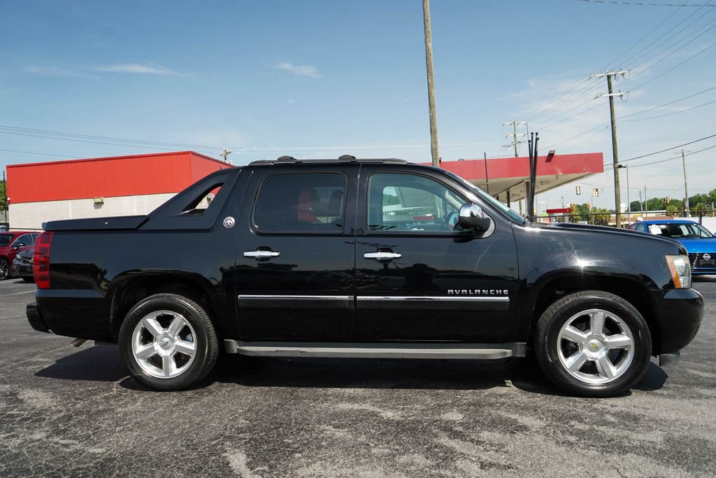 Used 2013 Chevrolet Avalanche LTZ RWD image 2