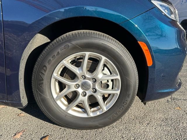 Used 2024 Chrysler Pacifica Touring-L image 12