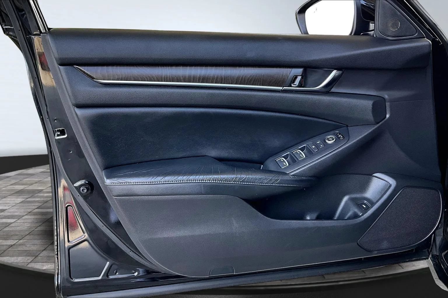 Used 2018 Honda Accord EX image 17