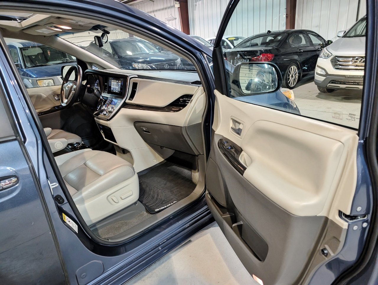 Used 2017 Toyota Sienna XLE image 29