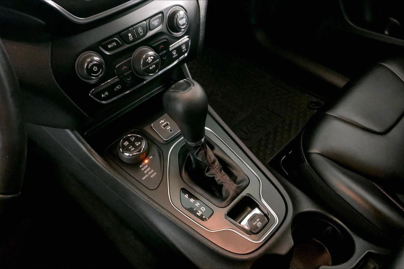 Used 2020 Jeep Cherokee Trailhawk w/ Cold Weather Group image 17